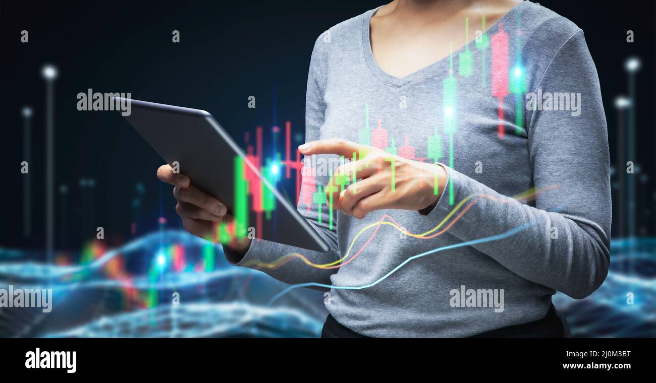 Aktienanalyse mit Wachstumsdiagramm und auf digitalem Tablet Stockfoto