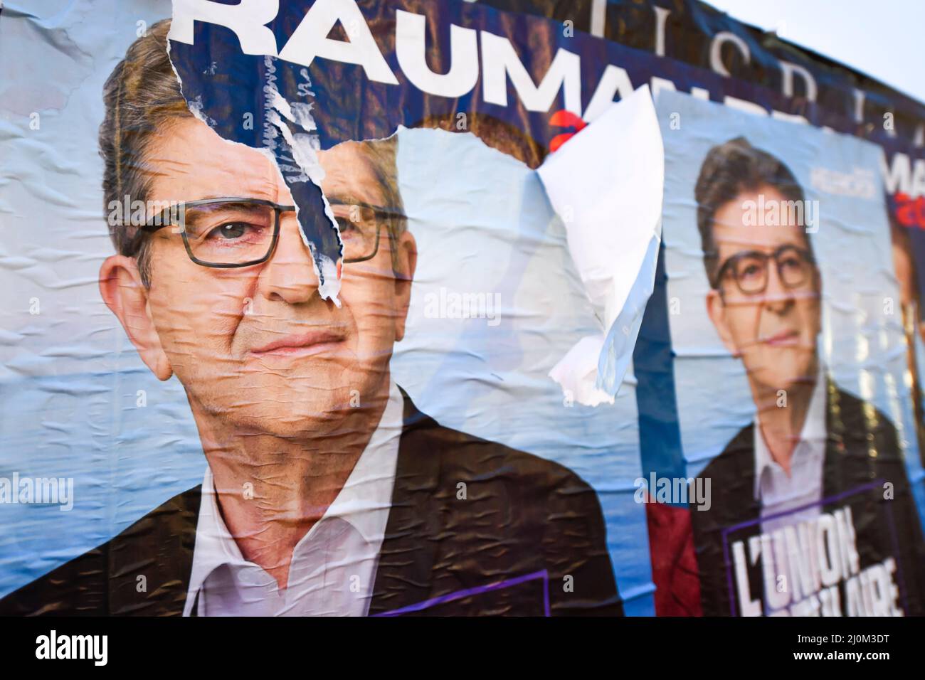 Plakat von Jean-Luc MELENCHON (linksextreme politische Partei La France Insoumise, LFI). Plakate für den französischen Präsidentschaftswahlkampf 2022 blühen an den Stadtmauern, bevor sie am 19. März 2022 in Paris, Frankreich, sehr schnell von den gegnerischen Leiern abgerissen werden. Stockfoto
