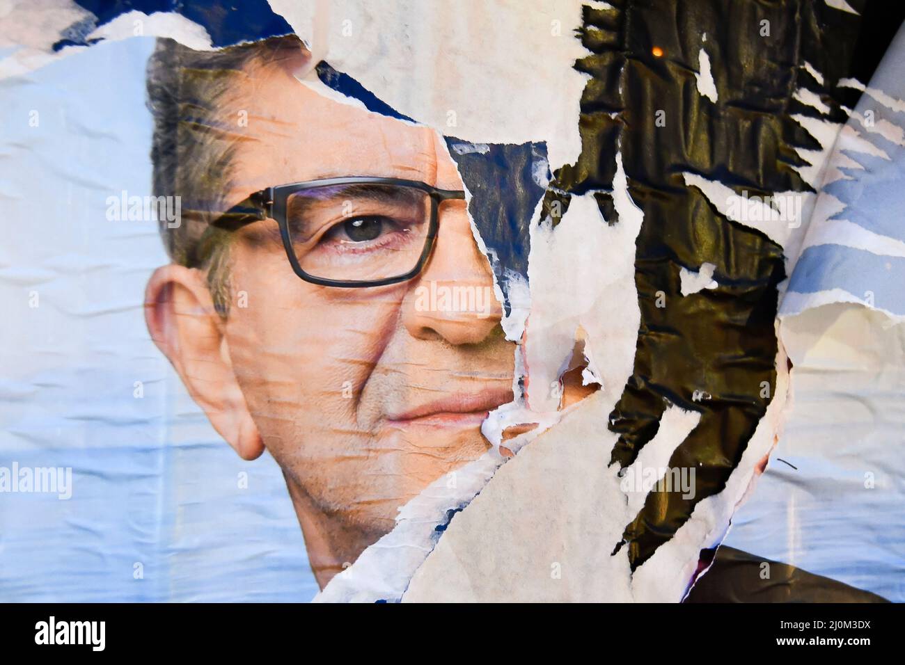 Plakat von Jean-Luc MELENCHON (linksextreme politische Partei La France Insoumise, LFI). Plakate für den französischen Präsidentschaftswahlkampf 2022 blühen an den Stadtmauern, bevor sie am 19. März 2022 in Paris, Frankreich, sehr schnell von den gegnerischen Leiern abgerissen werden. Stockfoto