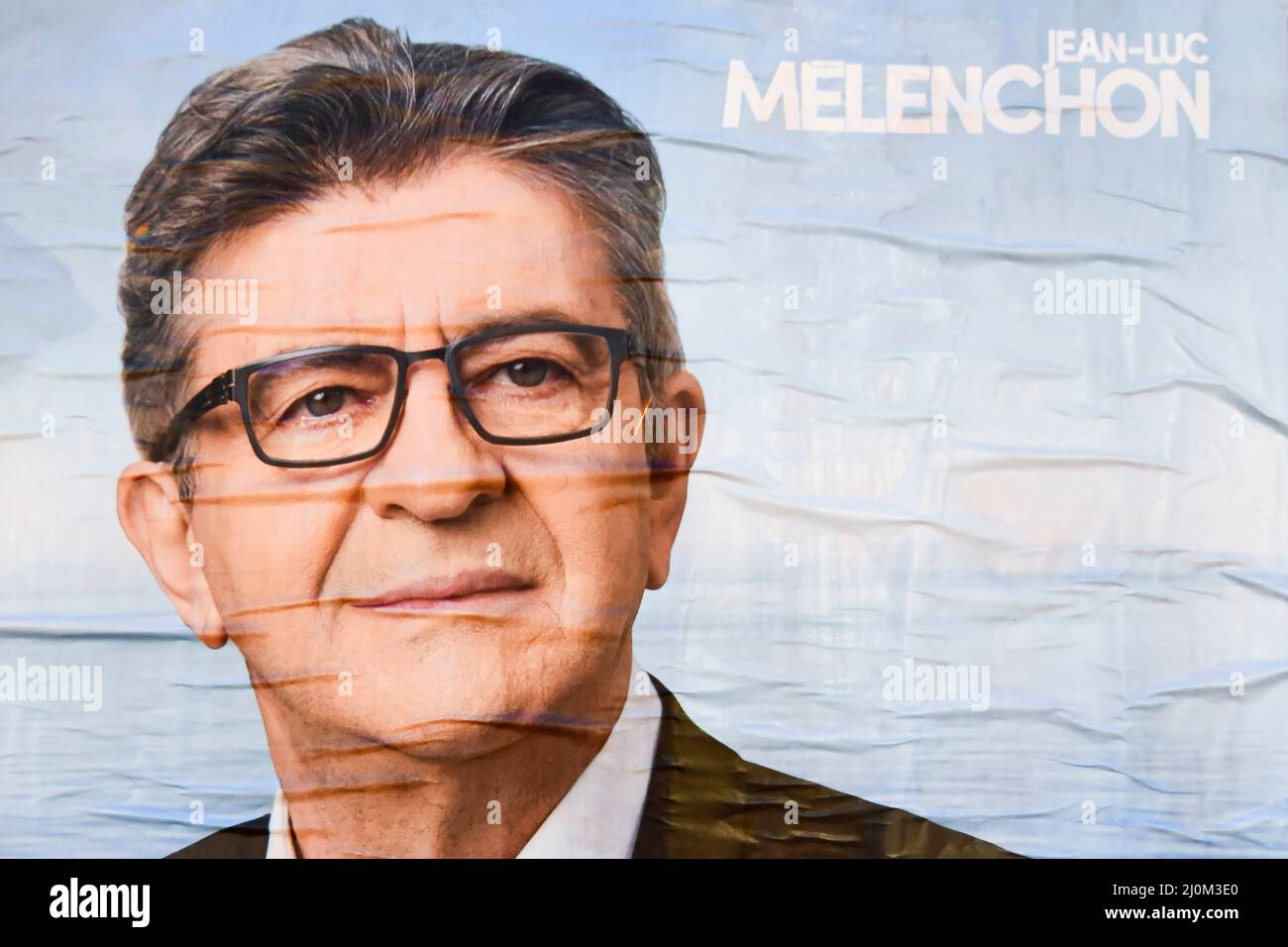 Plakat von Jean-Luc MELENCHON (linksextreme politische Partei La France Insoumise, LFI). Plakate für den französischen Präsidentschaftswahlkampf 2022 blühen an den Stadtmauern, bevor sie am 19. März 2022 in Paris, Frankreich, sehr schnell von den gegnerischen Leiern abgerissen werden. Stockfoto