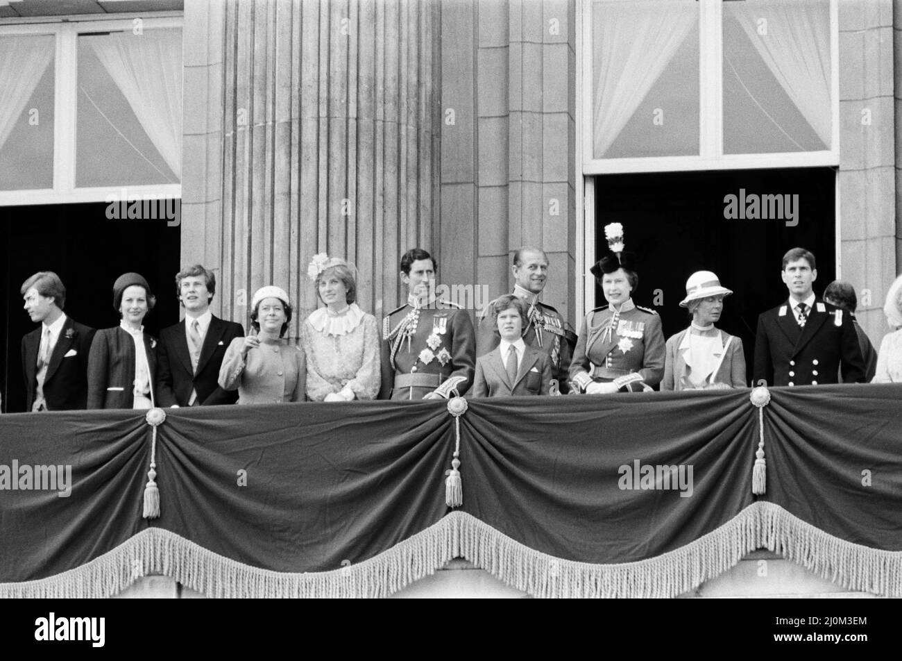 Lady Diana Spencer trifft sich zu ihrem Ehemann, HRH Prince Charles, dem Prince of Wales, Queen Elizabeth II und der königlichen Familie auf dem Balkon des Buckingham Palace, um ihr erstes Trooping of the Color zu machen. Bei dieser Gelegenheit wurde ein 17-jähriger Mann verhaftet, weil er eine Replik-Waffe auf die Queen geschossen hatte, als sie auf dem Pferderücken an Menschenmengen vorbeiritt. Marcus Serjeant zeigte mit einer Pistole direkt auf die Queen, als sie die Parade der Reiter zum Beginn der Trooping the Color Zeremonie ablehierte. Bild aufgenommen am 13.. Juni 1981 Stockfoto