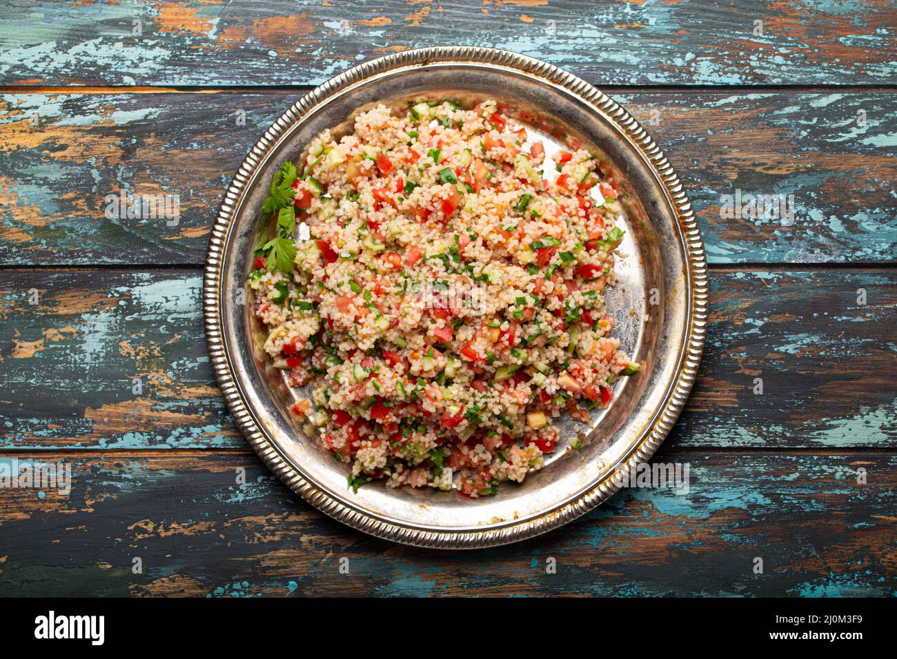 Arabisch-türkischer Salat Tabbouleh von oben Stockfoto