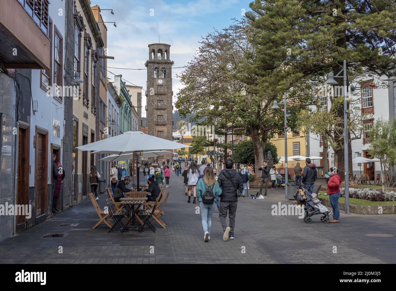 Santa Cruz de Teneriffa, Spanien - 19.. März 2022: Menschen, die durch die Straßen von La Laguna auf Teneriffa gehen, wurden von der UNESCO zum Weltkulturerbe erklärt Stockfoto