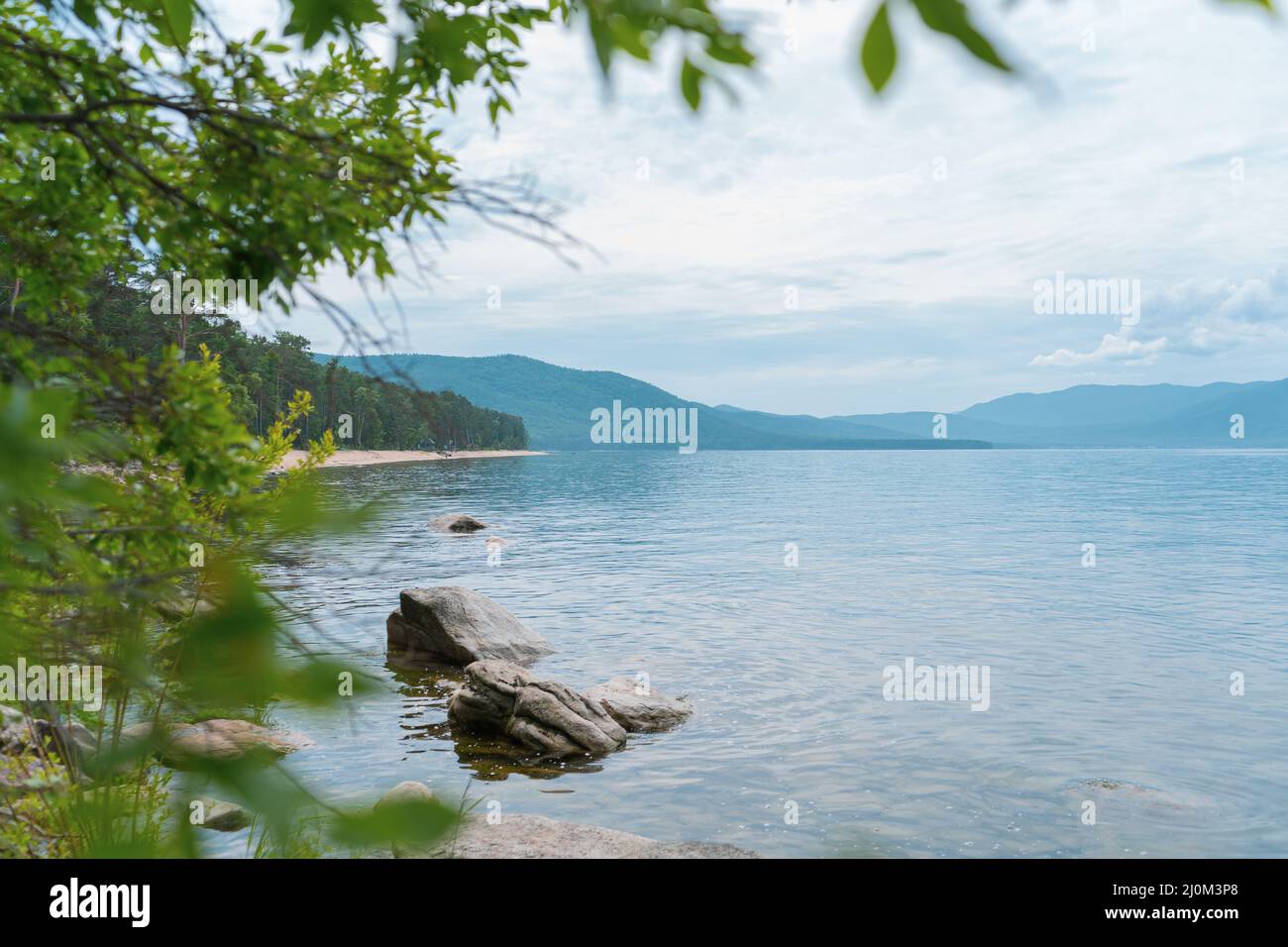 Malerischer Blick auf den Baikalsee in Südsibirien, Russland. Baikalsee Sommer Landschaft Blick. Stockfoto