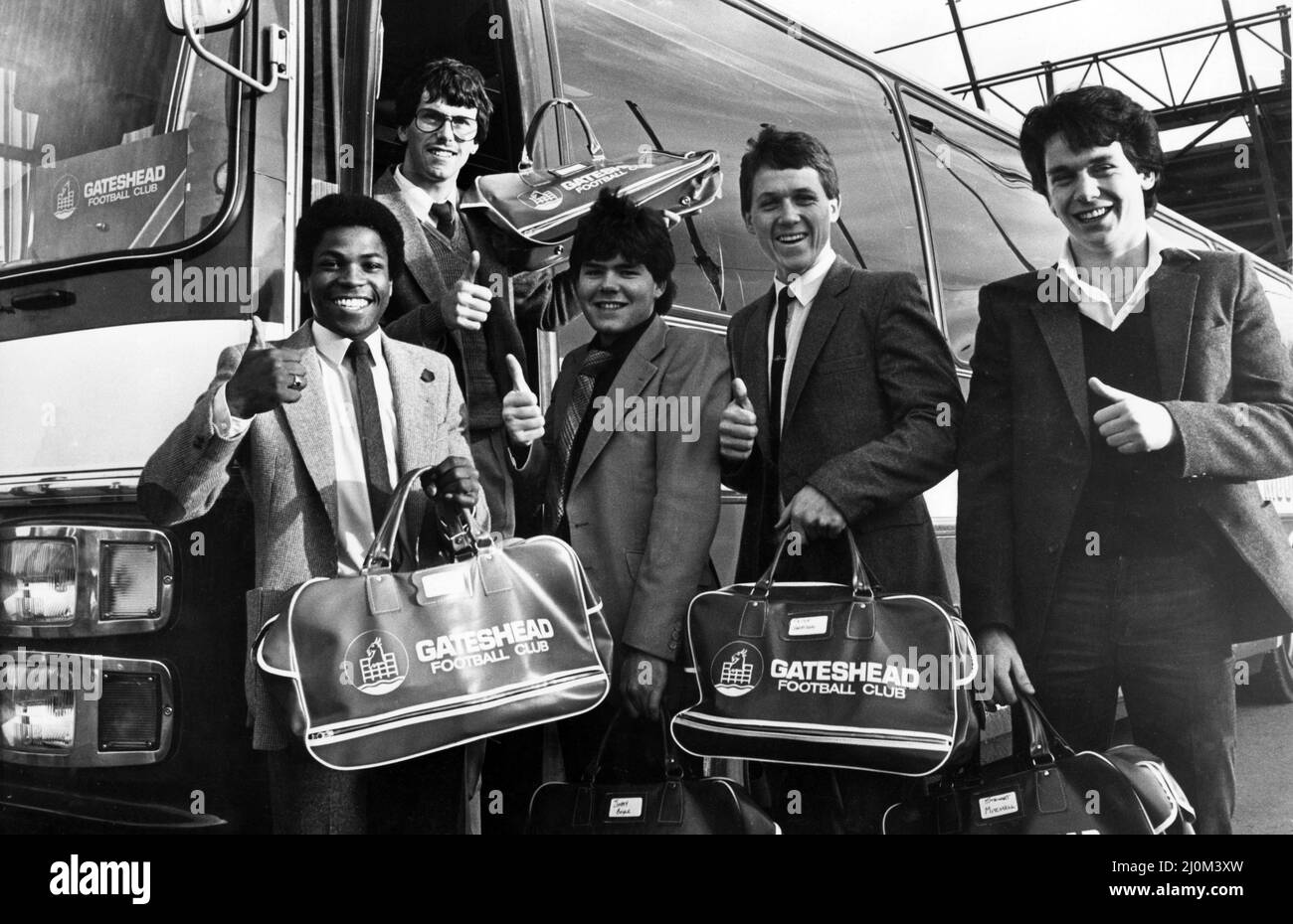 Gateshead-Teamspieler in fröhlicher Stimmung verlassen das Stadion für ihre F.A. Cup Krawatte mit Lincoln heute. Von links nach rechts sind Leon Gill, Geoff Carver, Jimmy Boyce, Peter Harrison und Stewart Mitchell. 21.. November 1981. Stockfoto