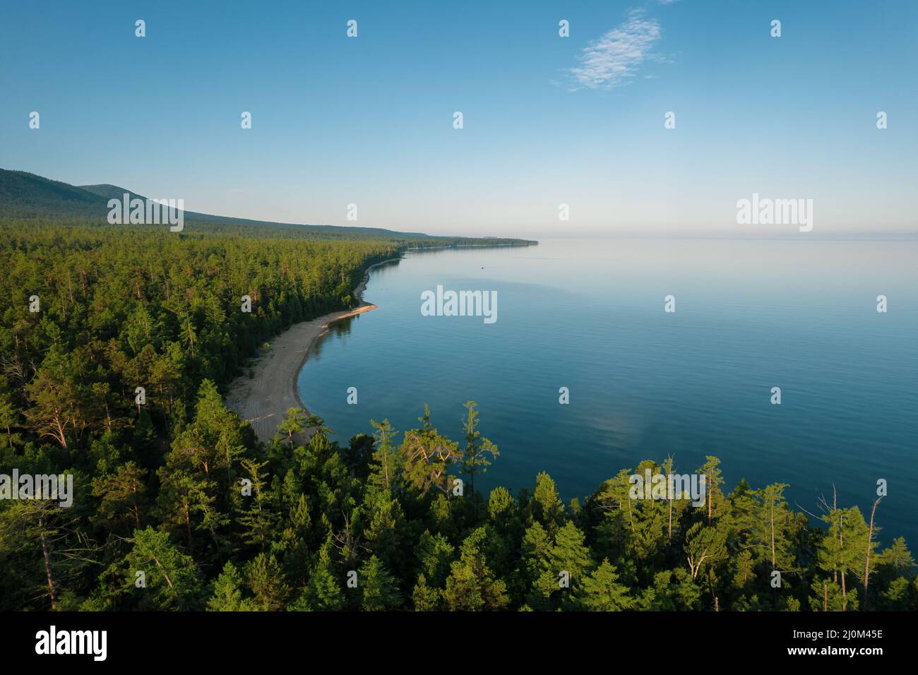 Die Sommerbilder des Baikalsees sind ein Riftsee im Süden Sibiriens, Russland. Baikalsee Sommer Landschaft Blick. Drohnen Stockfoto