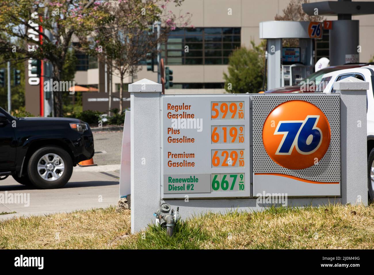 Los Angeles, Kalifornien, USA - 10. März 2022: Die steigenden Kraftstoffkosten steigen aufgrund von Krieg und Inflation, die an einer Tankstelle von 76 zu sehen sind. Stockfoto
