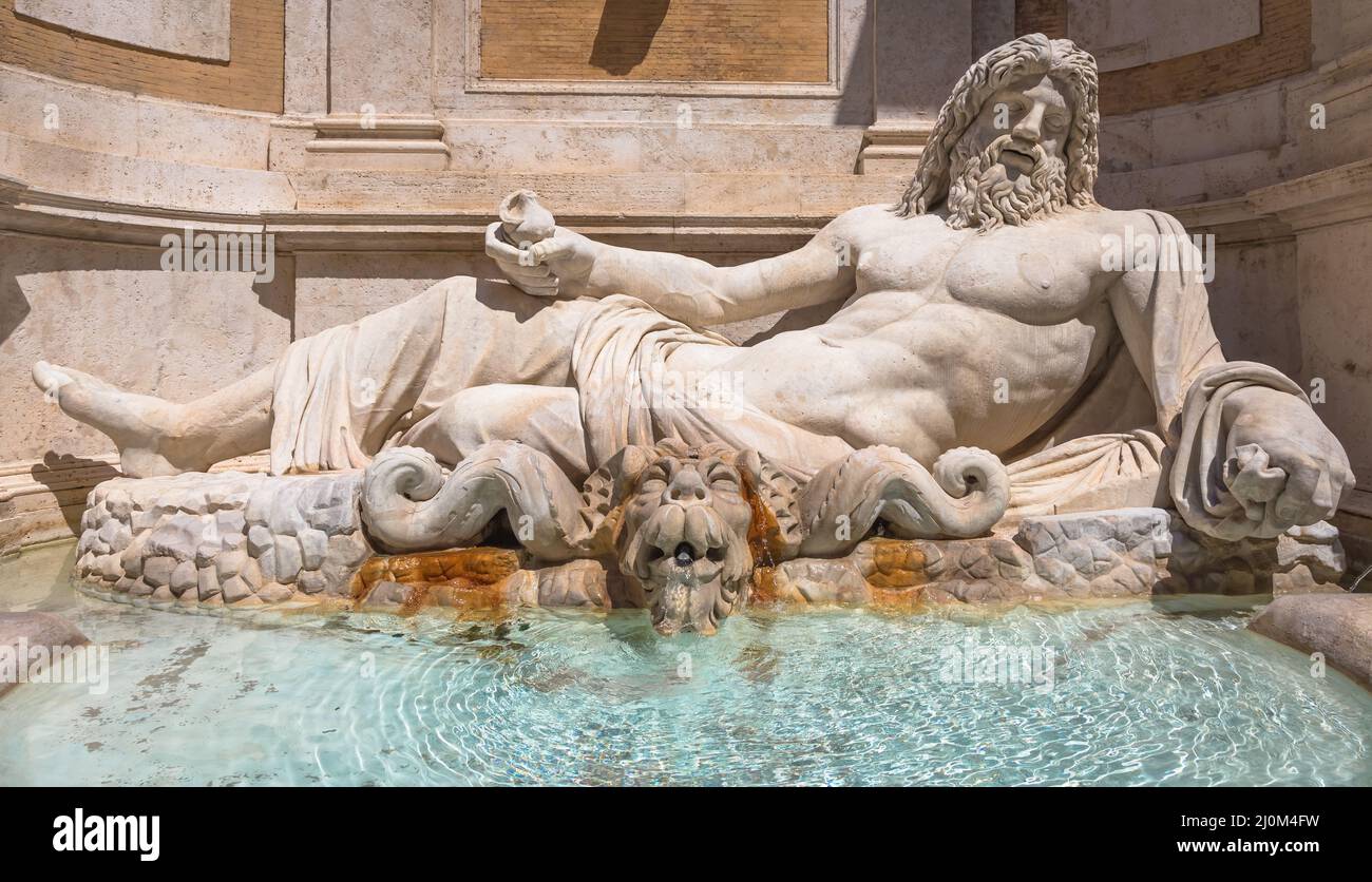 Berühmte griechische Skulptur des ozeangottes, genannt Marforio, in Rom, Italien. Klassische Mythologie in der Kunst Stockfoto