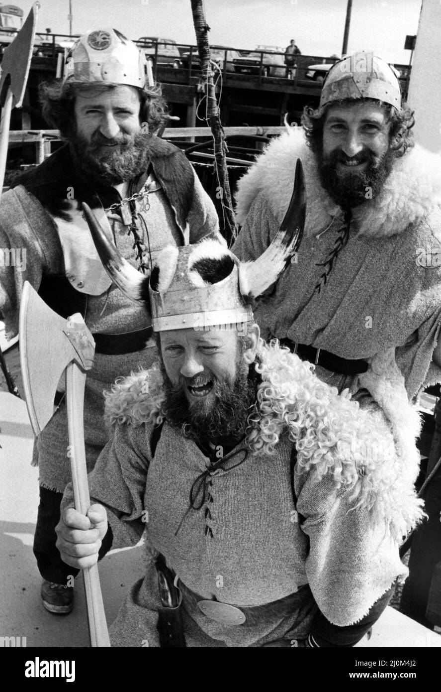 Shetland Isle „Wikinger“ freuen sich auf eine friedliche Invasion von Tynemouth am 22.. Juli 1980. Von links nach rechts Magnus Simpson, Jim Nicholson und Harry Jamieson Stockfoto