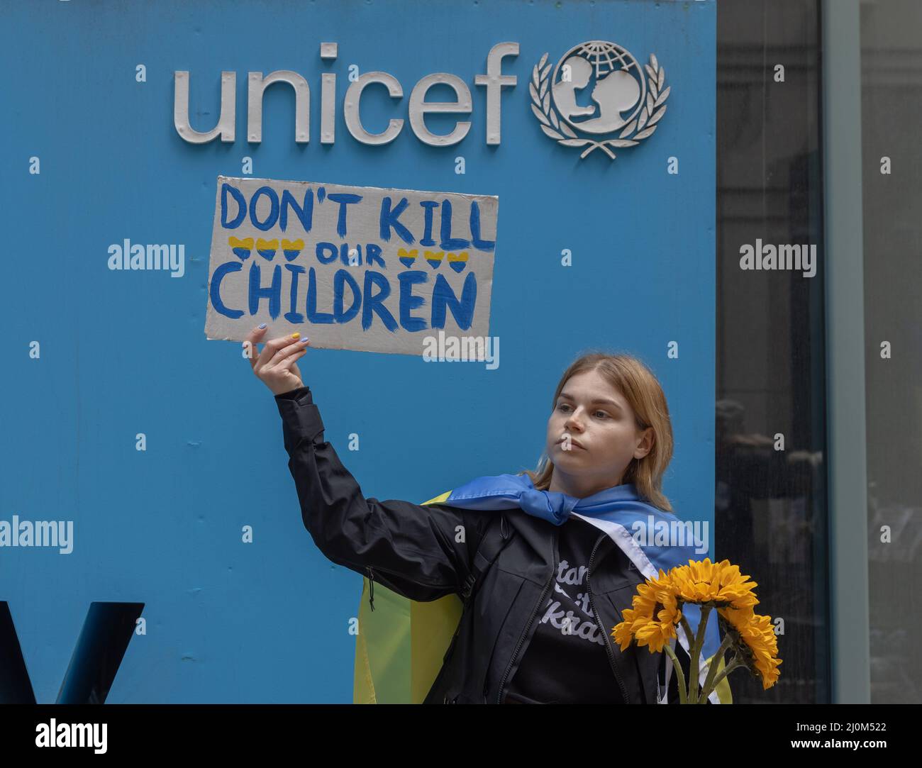 NEW YORK, NY – 19. März 2022: Ein Demonstranten auf dem UN-Platz protestiert gegen die russische Invasion in der Ukraine. Stockfoto