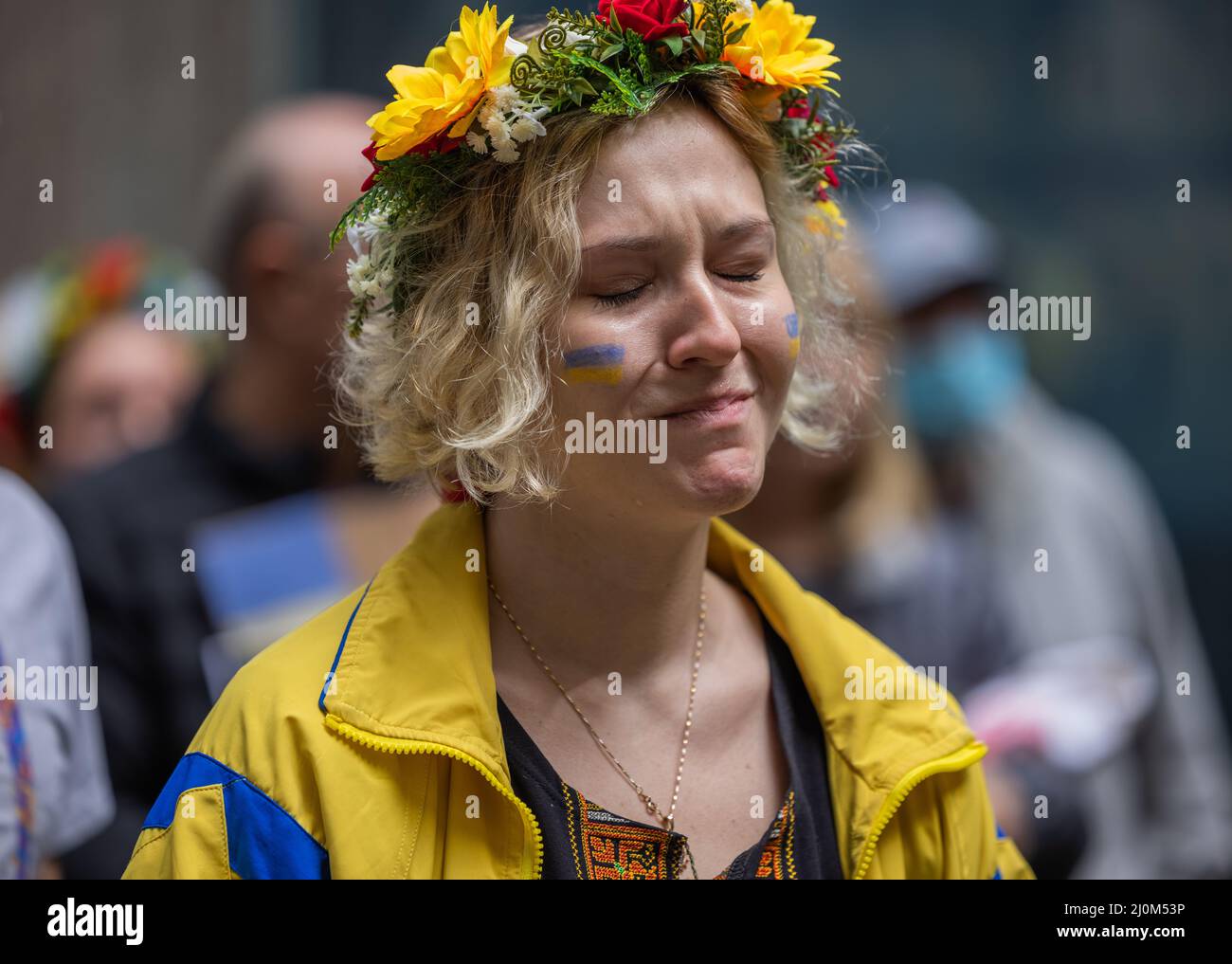 NEW YORK, NY – 19. März 2022: Während eines Protestes gegen die russische Invasion in die Ukraine wird auf dem Platz der Vereinten Nationen ein Demonstrator gesehen. Stockfoto