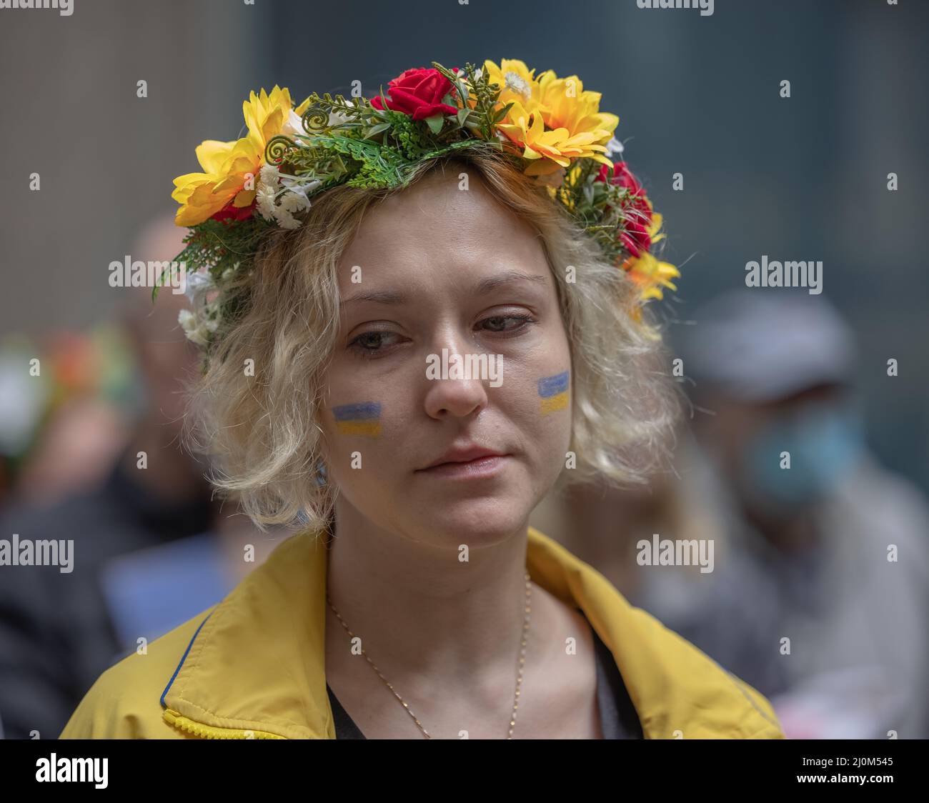 NEW YORK, NY – 19. März 2022: Während eines Protestes gegen die russische Invasion in die Ukraine wird auf dem Platz der Vereinten Nationen ein Demonstrator gesehen. Stockfoto