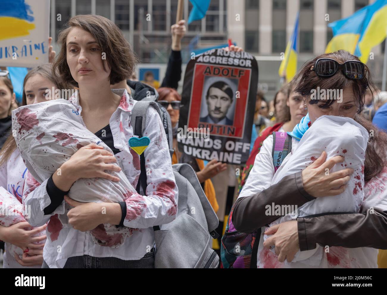 NEW YORK, NY – 19. März 2022: Demonstranten versammeln sich vor dem Fox News-Hauptquartier, um gegen die russische Invasion in die Ukraine zu protestieren. Stockfoto