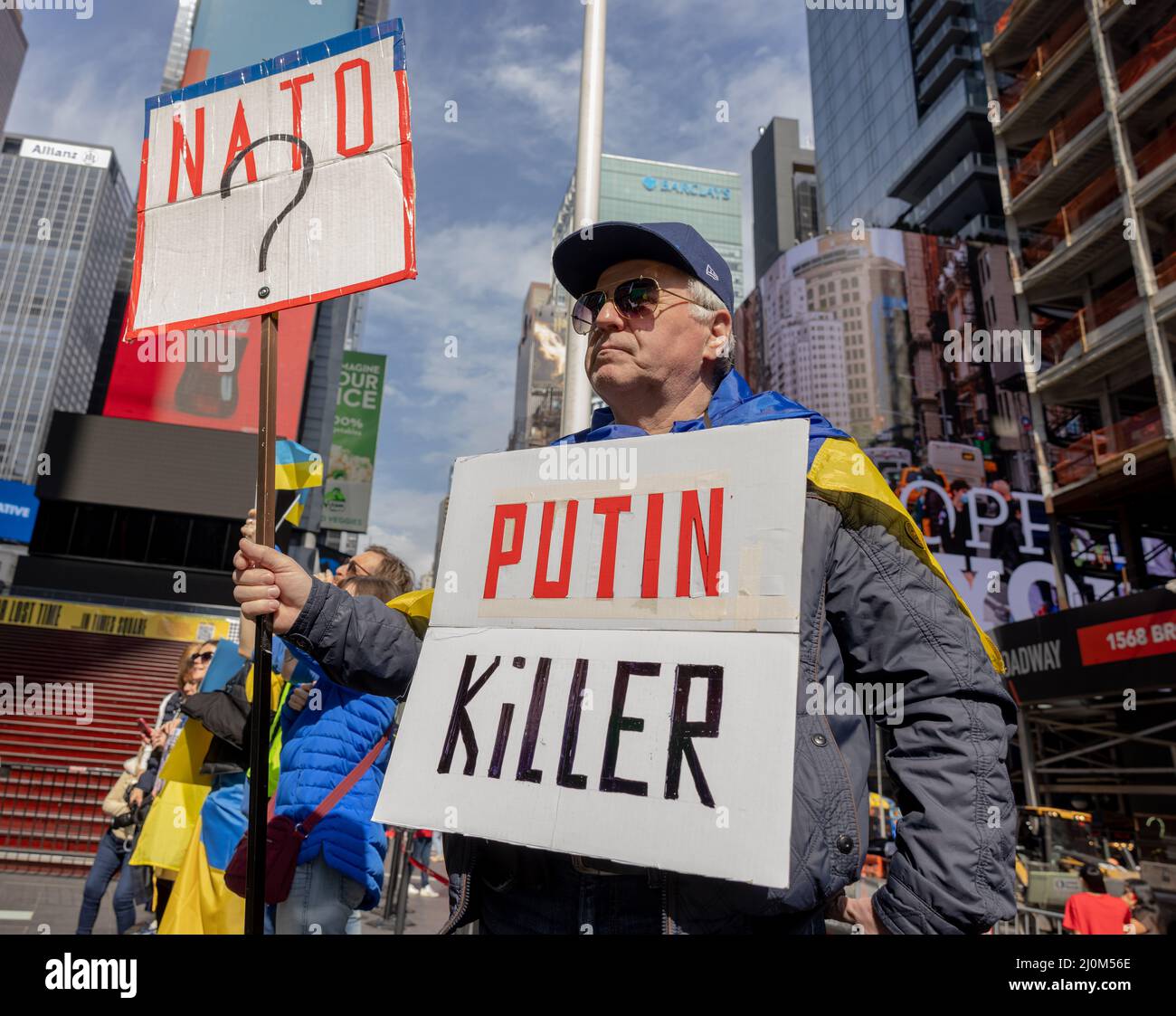 NEW YORK, NY – 19. März 2022: Demonstranten protestieren auf dem Times Square gegen die russische Invasion in der Ukraine. Stockfoto