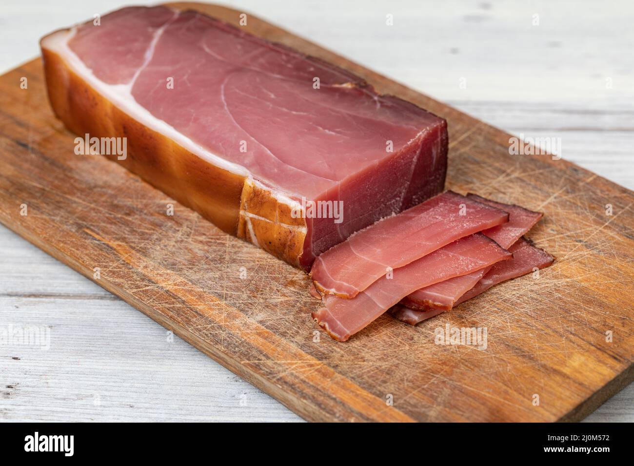 Italienischer Prosciutto auf einem weißen Stockfoto