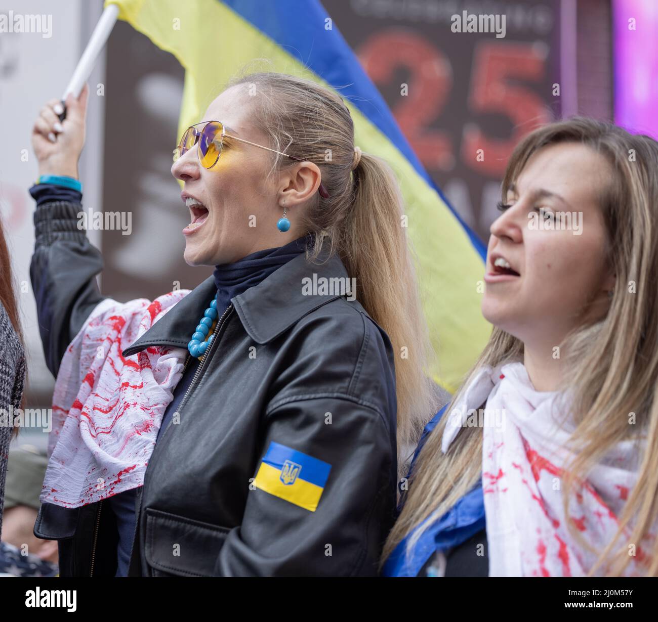 NEW YORK, NY – 19. März 2022: Demonstranten protestieren auf dem Times Square gegen die russische Invasion in der Ukraine. Stockfoto