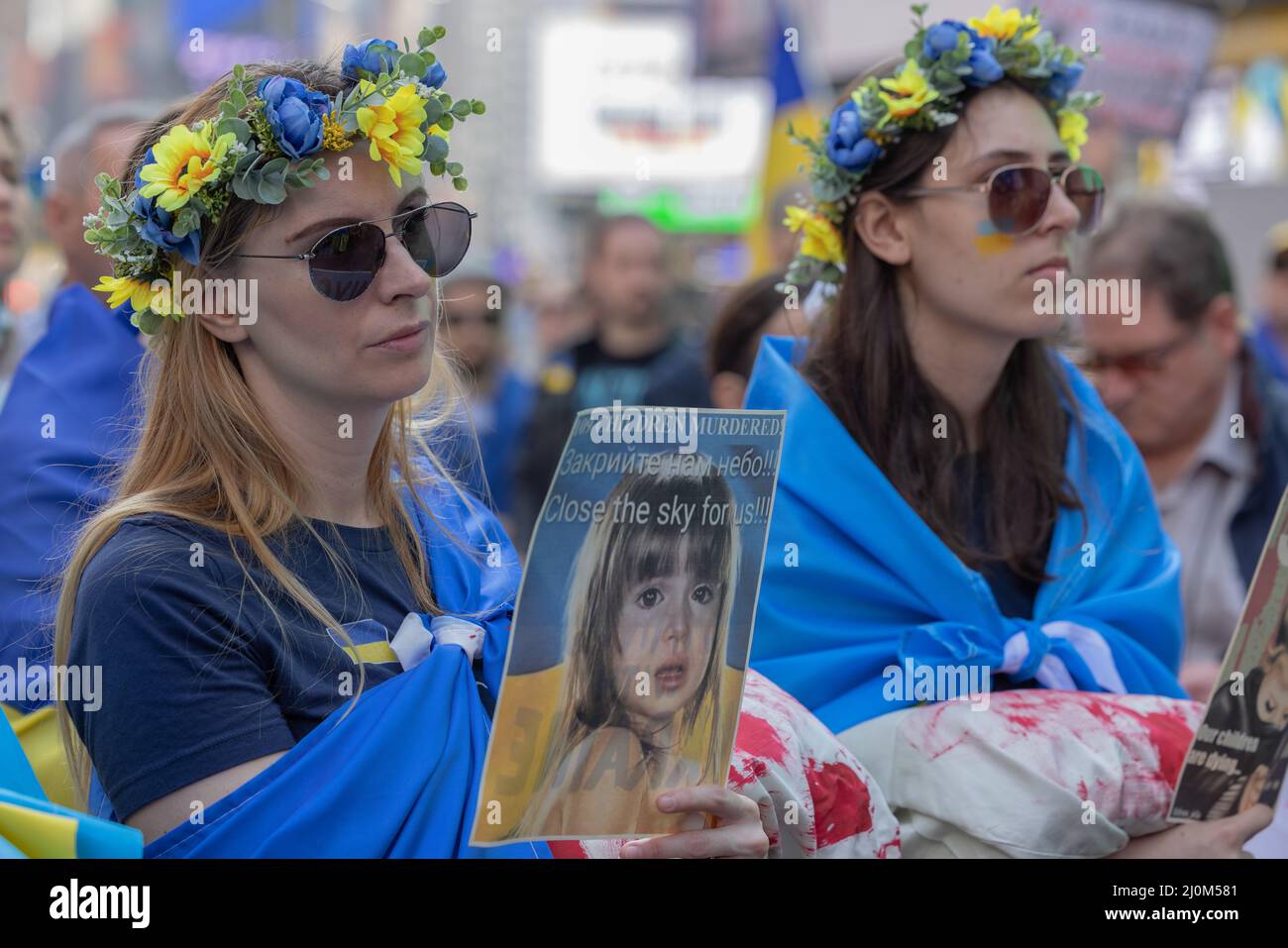 NEW YORK, NY – 19. März 2022: Demonstranten protestieren auf dem Times Square gegen die russische Invasion in der Ukraine. Stockfoto