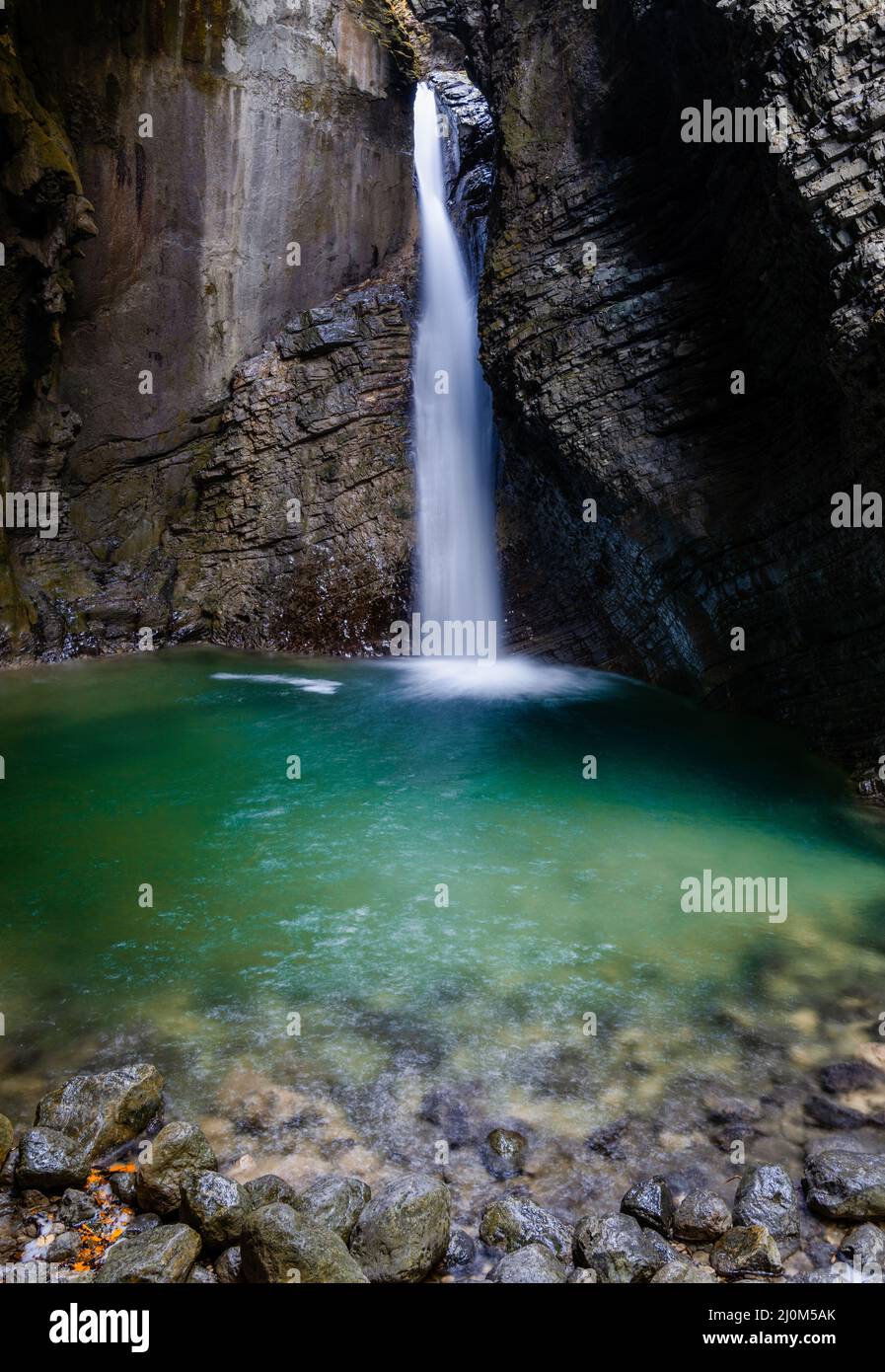 Blick auf den Wasserfall Slap Kozjak in den Julischen Alpen Sloweniens Stockfoto
