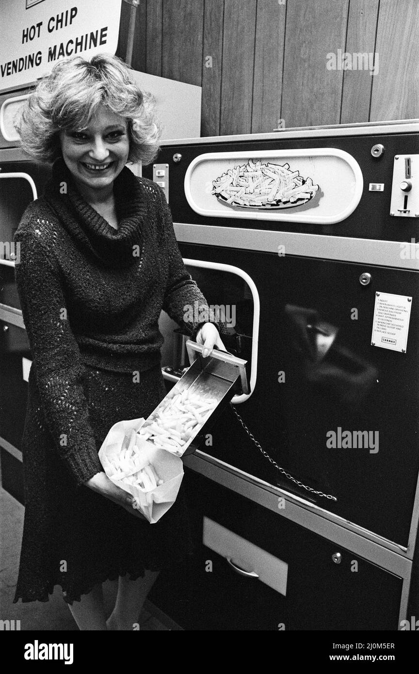Der automatische Hot Chip Dispenser ist angekommen und serviert schnell Chips in den Pubs, Clubs und Bahnhöfen Großbritanniens. Zu jeder Tages- und Nachtzeit können Kunden ihre Münzen in die Maschinen werfen und 25 Sekunden später kommt ein Beutel voller Chips. Eine Portion von vier bis sechs Unzen kann zwischen 25p und 50p kosten. Graham Boyett, Chef des in Slough ansässigen Unternehmens, das die „Tin Chippy“ erfunden hat, berichtet, dass es der neuen Maschine gut gehen wird und bis 1982 Haddock und Cod für die Chips servieren wird! 24.. Januar 1981. Stockfoto