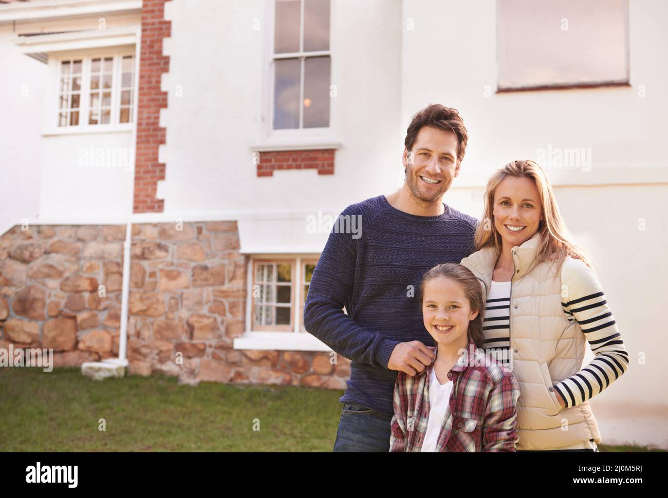 Home Sweet Home. Ein Porträt einer glücklichen Familie, die vor ihrem Haus posiert. Stockfoto