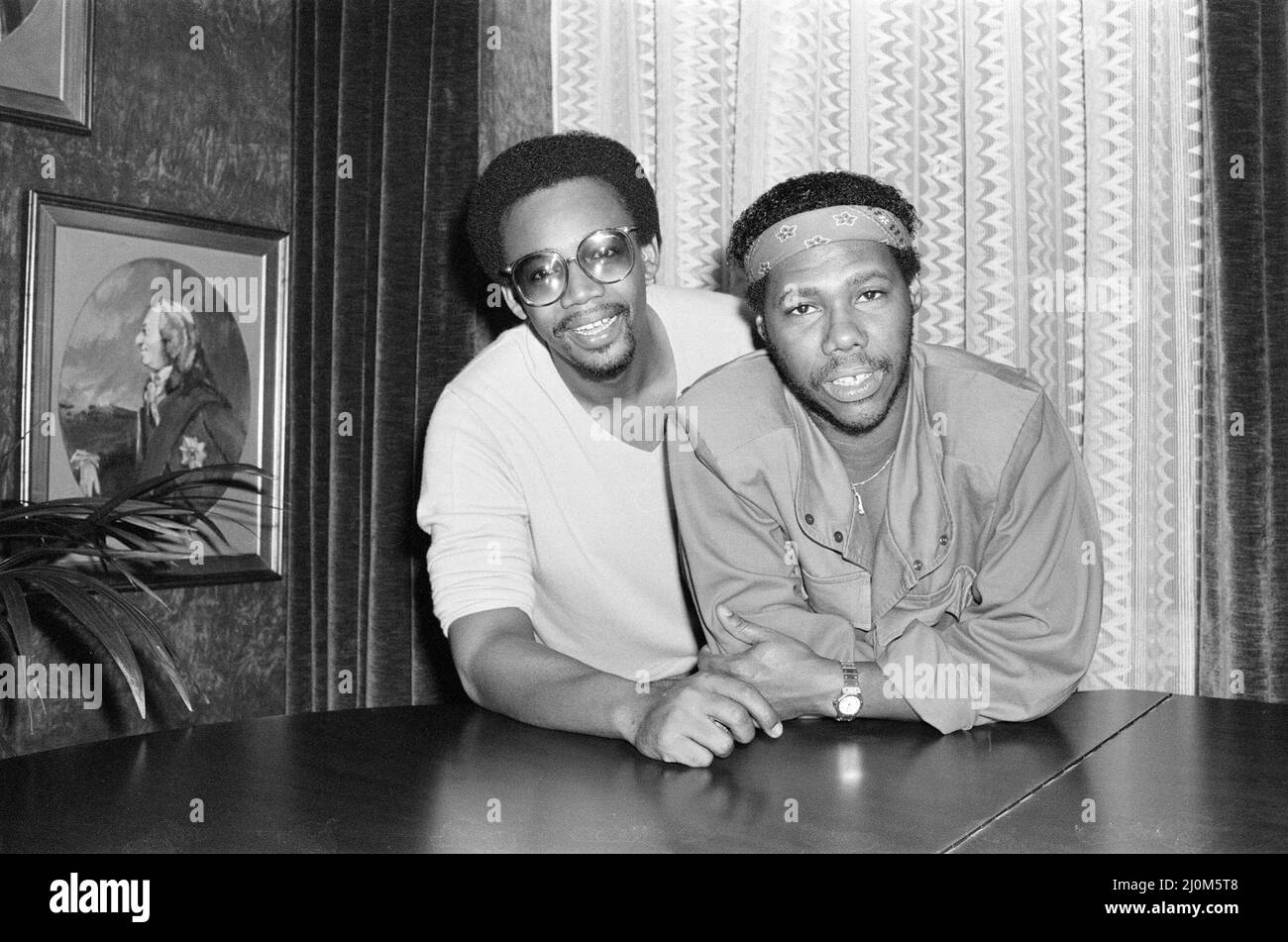 Nile Rodgers (l.) und Bernard Edwards (r.), Gründungsmitglieder der Musikgruppe Chic, abgebildet in London, 6.. August 1981. Stockfoto