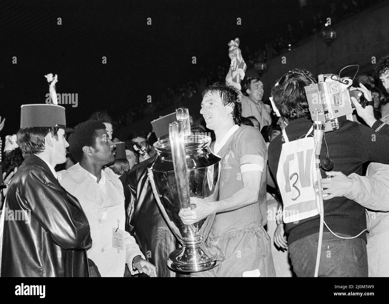 Europäisches Pokalfinale im Parc des Princes in Paris, Frankreich. Liverpool 1 V Real Madrid 0. Phil Thompson hält nach dem Spiel die Trophäe des European Cup. 27. Mai 1981. Stockfoto