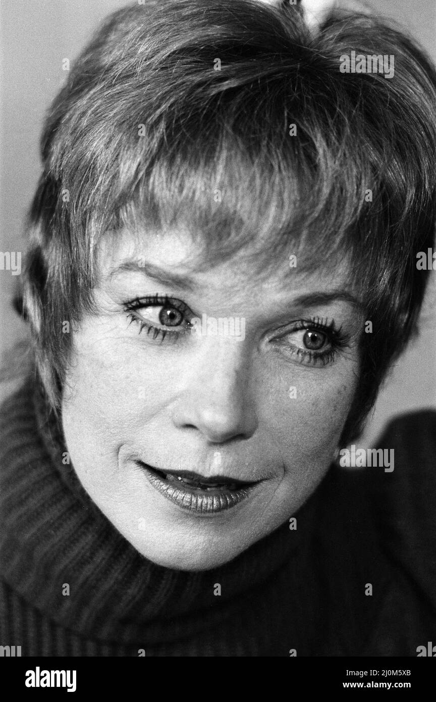 Shirley MacLaine in London, um für ihre zehn Auftritte am Apollo Theatre, Victoria, zu werben. 28.. September 1982. Stockfoto