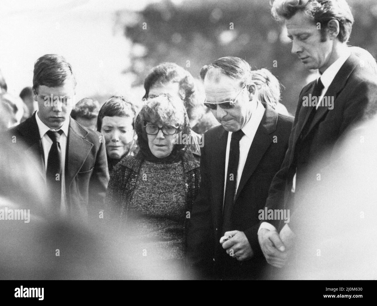 Huyton Mordes, Merseyside, August 1980. John Greenwood 11 und Gary Miller 11 wurden im Sterben auf einer müllhalde des rates gefunden. Sie waren über den Kopf geschlägert und dann unter Müll vergraben worden. Als sie gefunden wurden, waren sie beide noch am Leben, starben aber später an ihren Verletzungen (John Greenwood, 17.. August und Gary Miller, 20.. August). Unser Bild zeigt ... Familie Miller bei der Beerdigung, 3.. September 1980. Stockfoto