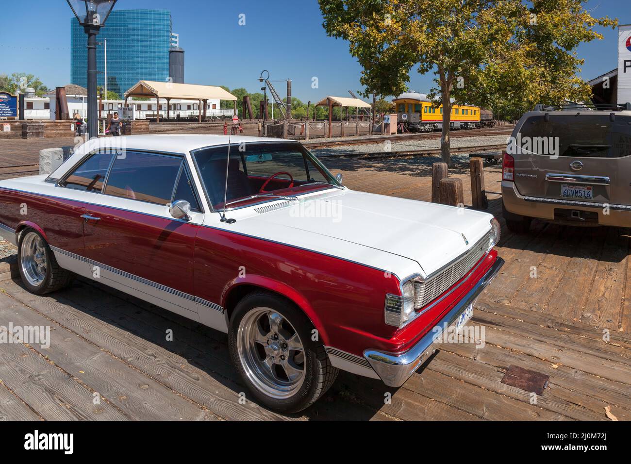 SACRAMENTO, CALIFORNIA, USA - AUGUST 5 : Vintage rot-weißes Auto in Sacramento, California, USA am 5. August 2011. Zwei unident Stockfoto