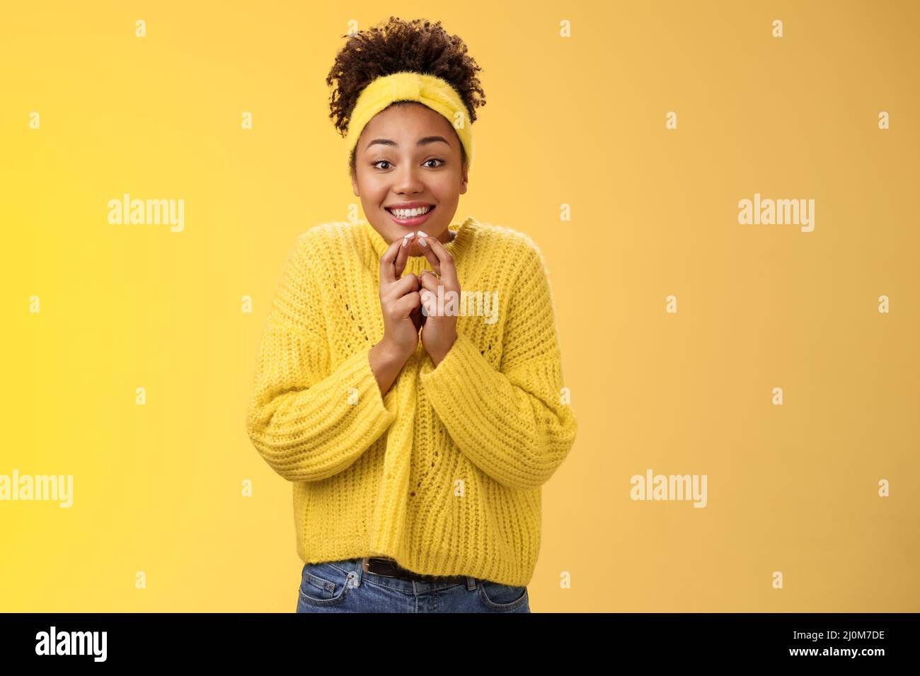 Begeistert niedlichen charmanten afroamerikanischen lächelnden Mädchen Kreuz Finger Glück drücken Hände zusammen grinsend aussehen hoffentlich Kamera Stockfoto