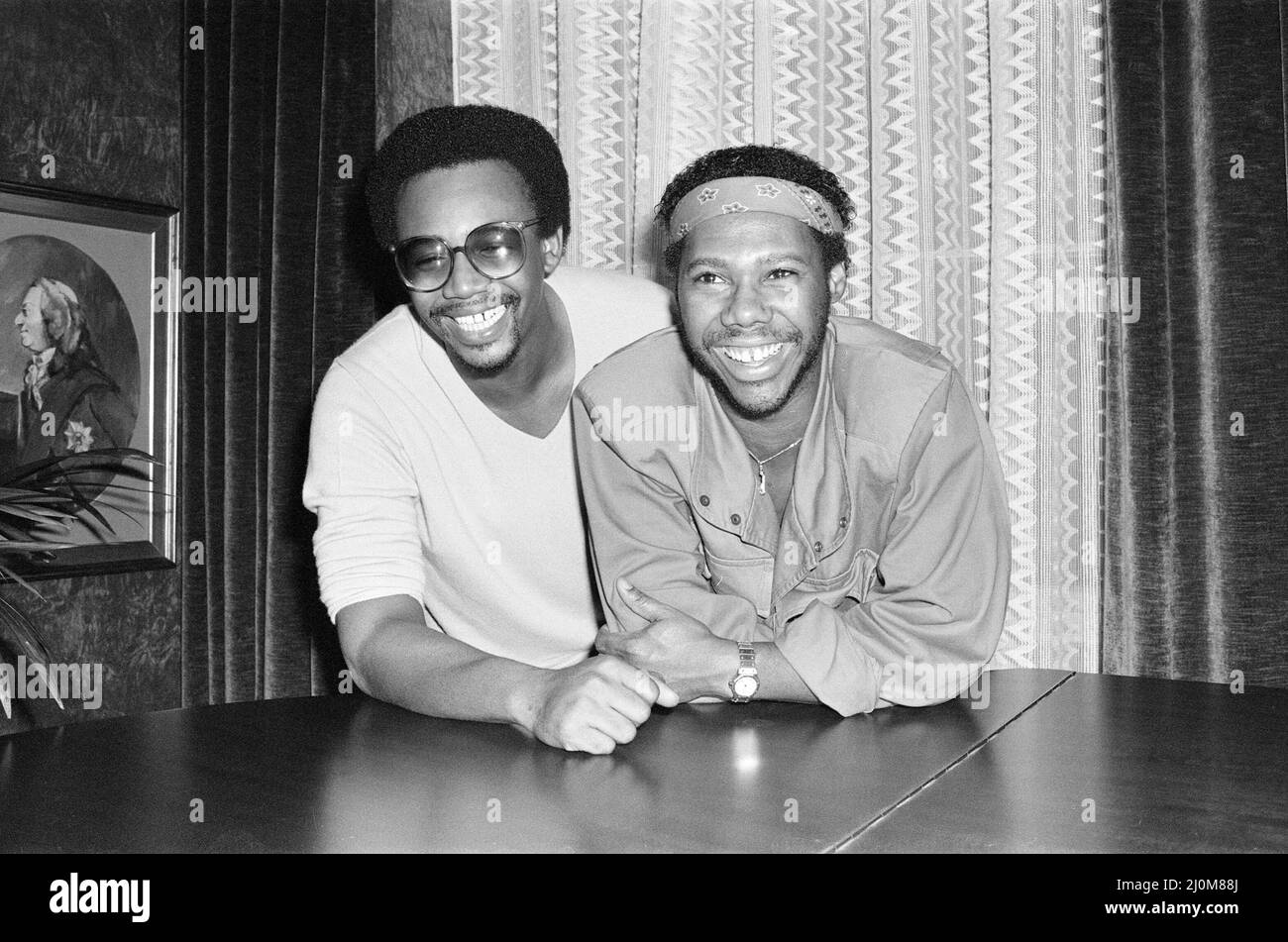 Nile Rodgers (l.) und Bernard Edwards (r.), Gründungsmitglieder der Musikgruppe Chic, abgebildet in London, 6.. August 1981. Stockfoto