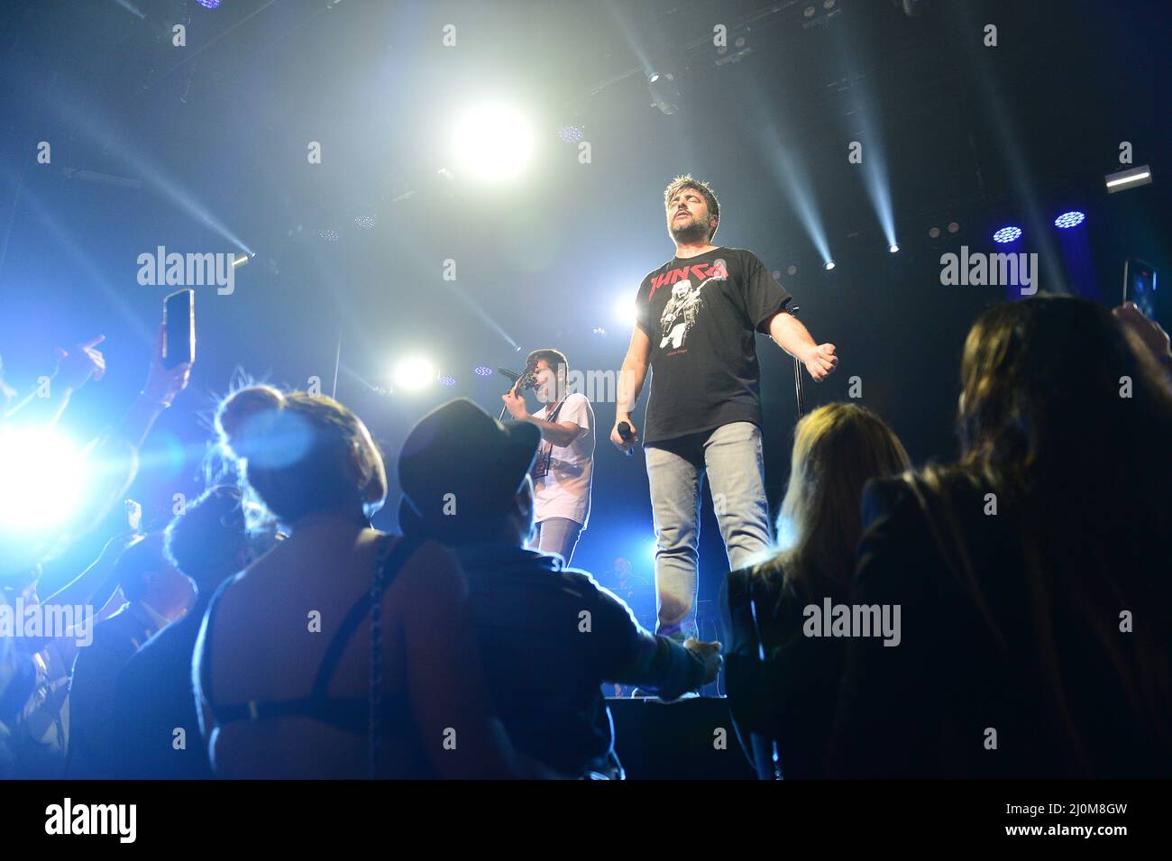 MIAMI, FL - 18. MÄRZ: Jose Manuel Munoz Calvo und David Munoz Calvo von Estopa spielen am 18. März 2022 live auf der Bühne des James L Knight Center in Miami, Florida. (Foto von JL/Sipa USA) Quelle: SIPA USA/Alamy Live News Stockfoto