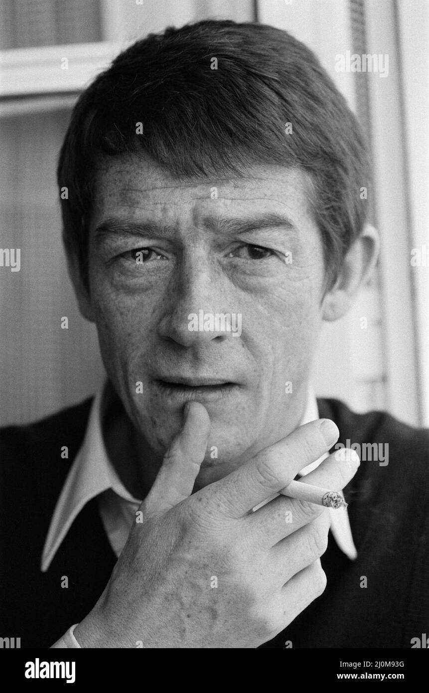 John Hurt, aufgenommen 1982 in Deutschland.John ist in Deutschland, um Night Crossing zu Filmen, die wahre Geschichte, wie die Familien Strelzyk und Wetzel am 16.. September 1979 in einem selbstgemachten Heißluftballon aus der DDR in den Westen flüchteten. John Hurt spielt Peter Strelzyk in dem Film. Bild aufgenommen am 14.. Februar 1982 Stockfoto