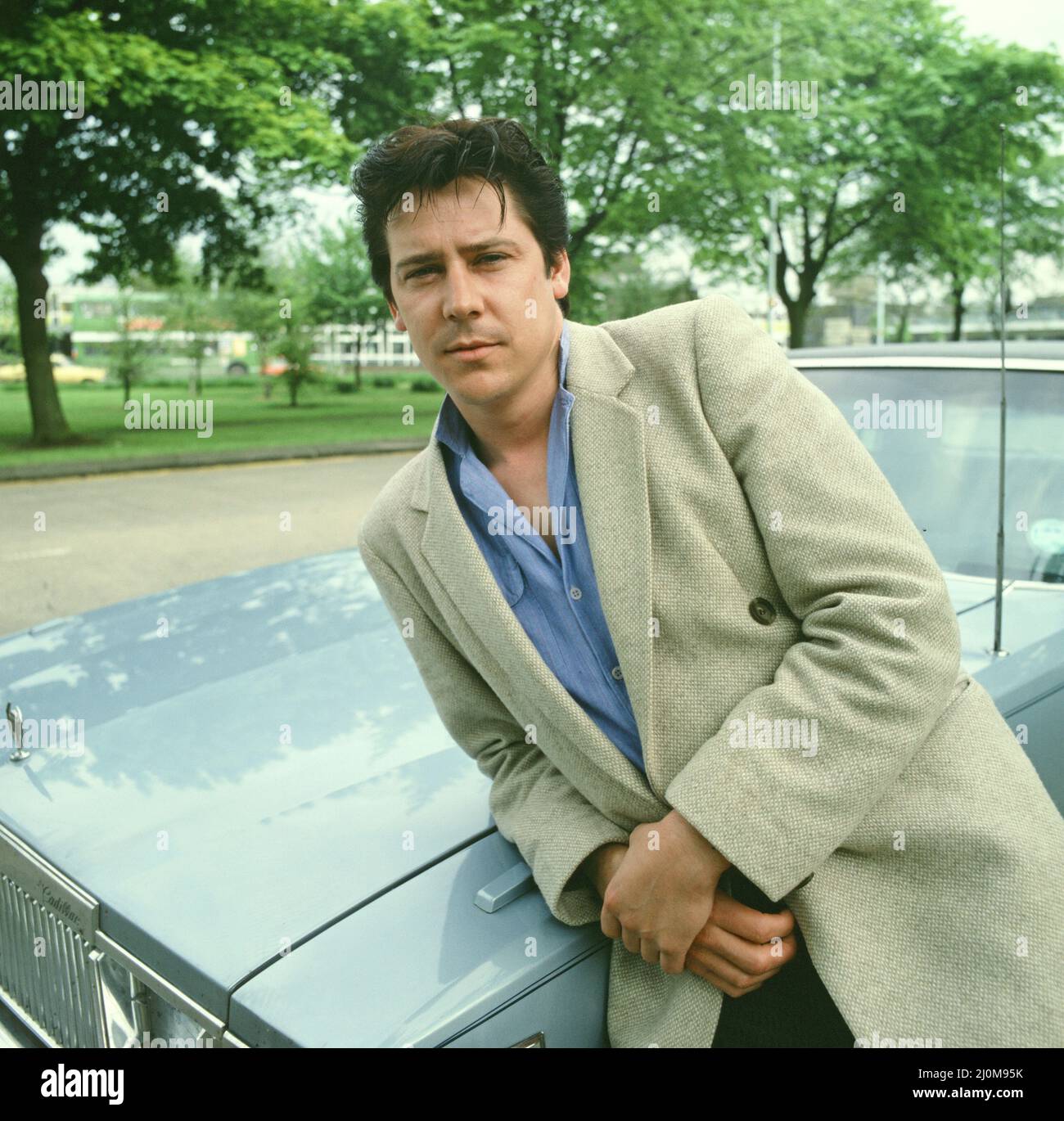 Shakin' Stevens, richtiger Name Michael Barratt (geboren am 4. März 1948 in Ely, Cardiff, in Wales), abgebildet mit seinem Cadillac-Auto Shakin' Stevens ist ein mit Platin verkaufter walisischer Rock and Roll-Sänger und Songwriter, der der meistverkaufte Singles-Künstler der 1980s in Großbritannien war. Im Jahr 1981 erzielte Shakin' Stevens mit „This Ole House“ seine erste britische Chart-Nummer 1 und folgte mit 10 weiteren Songs, die die Top 5 erreichten, darunter drei Nummer 1-Hits mit „Green Door“, „Oh Julie“ und „Merry Christmas Everyone“ Picture, aufgenommen um den 1.. Juli 1981 Stockfoto