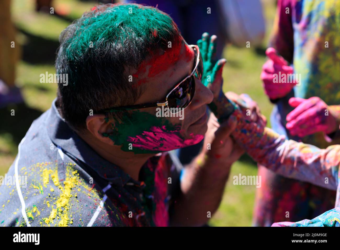Vater und sein Sohn auf dem Holi Festival Stockfoto