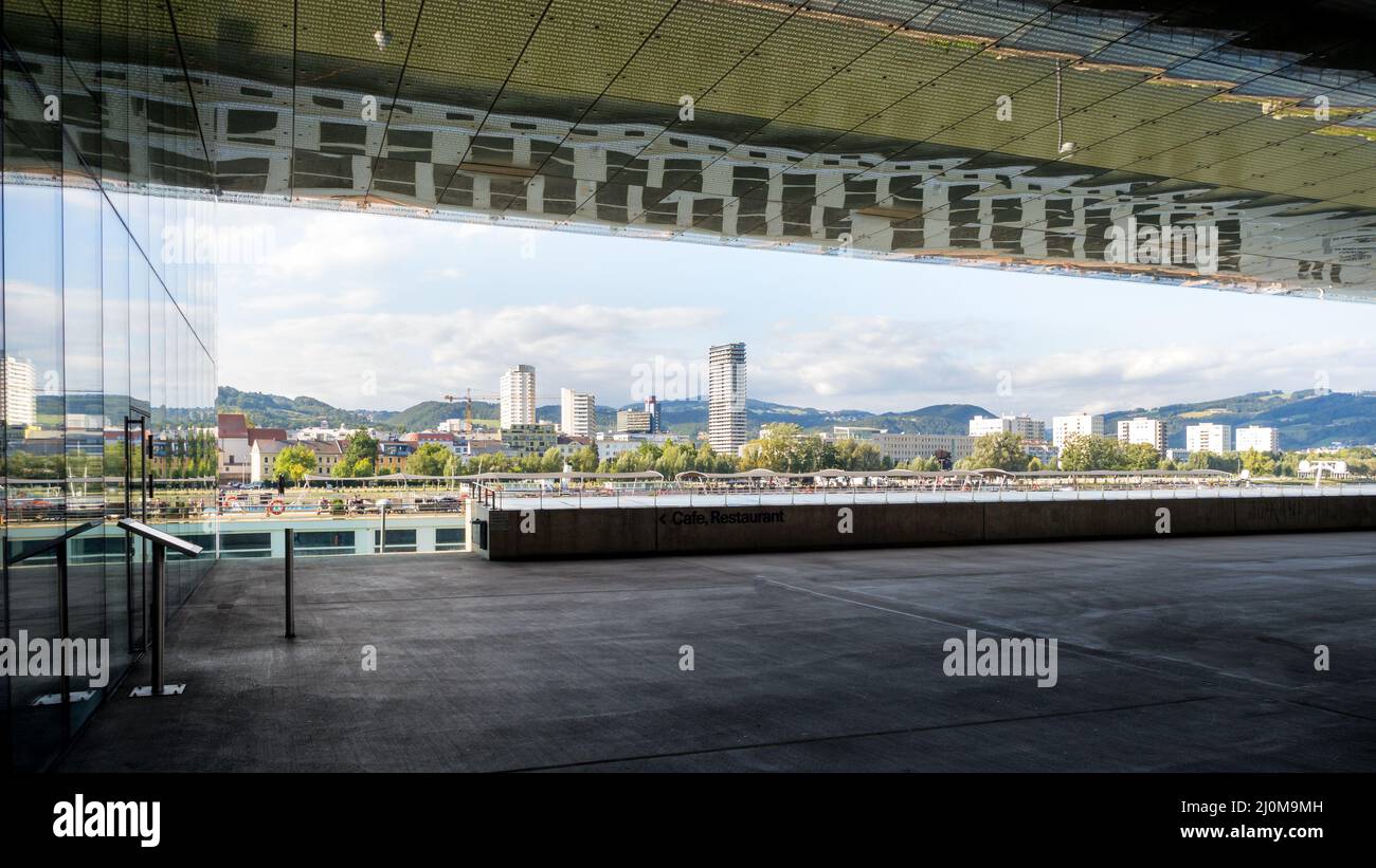 Linz Österreich; Kunstmuseum Lentos mit Ufer des Linz Urfahr an der Donau Stockfoto