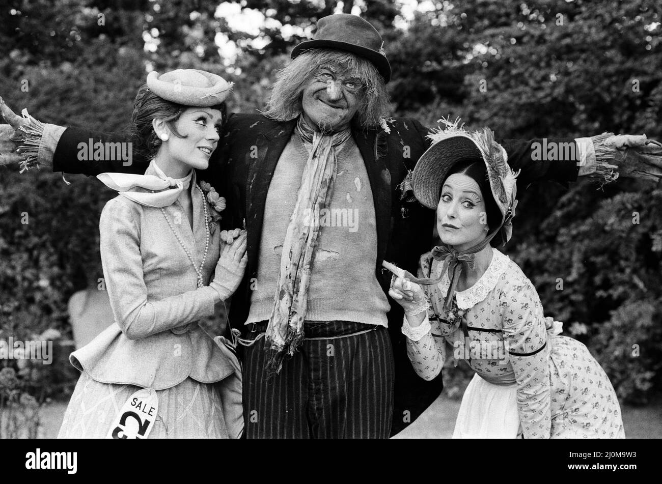 Schauspielerin Lorraine Chase (links) erscheint in der neuen Serie von Worzel Gummidge. Sie spielt die Rolle von Dolly Clothespeg, gegenüber Jon Pertwee als Worzel Gummidge. Dolly Clothespeg ist Worzels neueste Freundin, die die reguläre Freundin Tante Sally, gespielt von Una Stubbs (rechts), verärmt. 1.. August 1980. Stockfoto