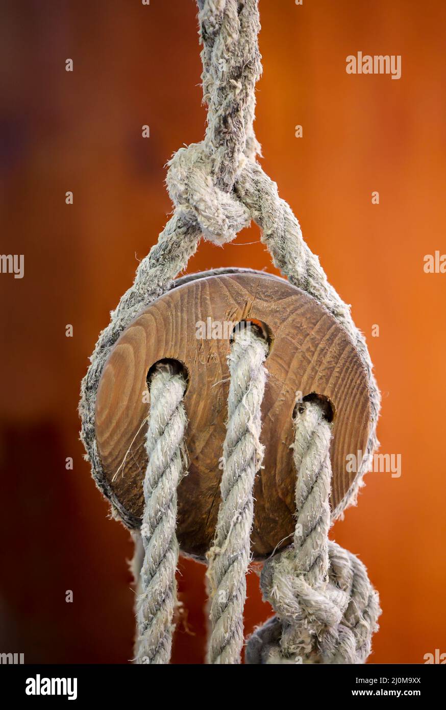 Ein Detail eines Segelbootes. Hier ein sogenanntes Dreilöchlein, Seilrolle. Stockfoto