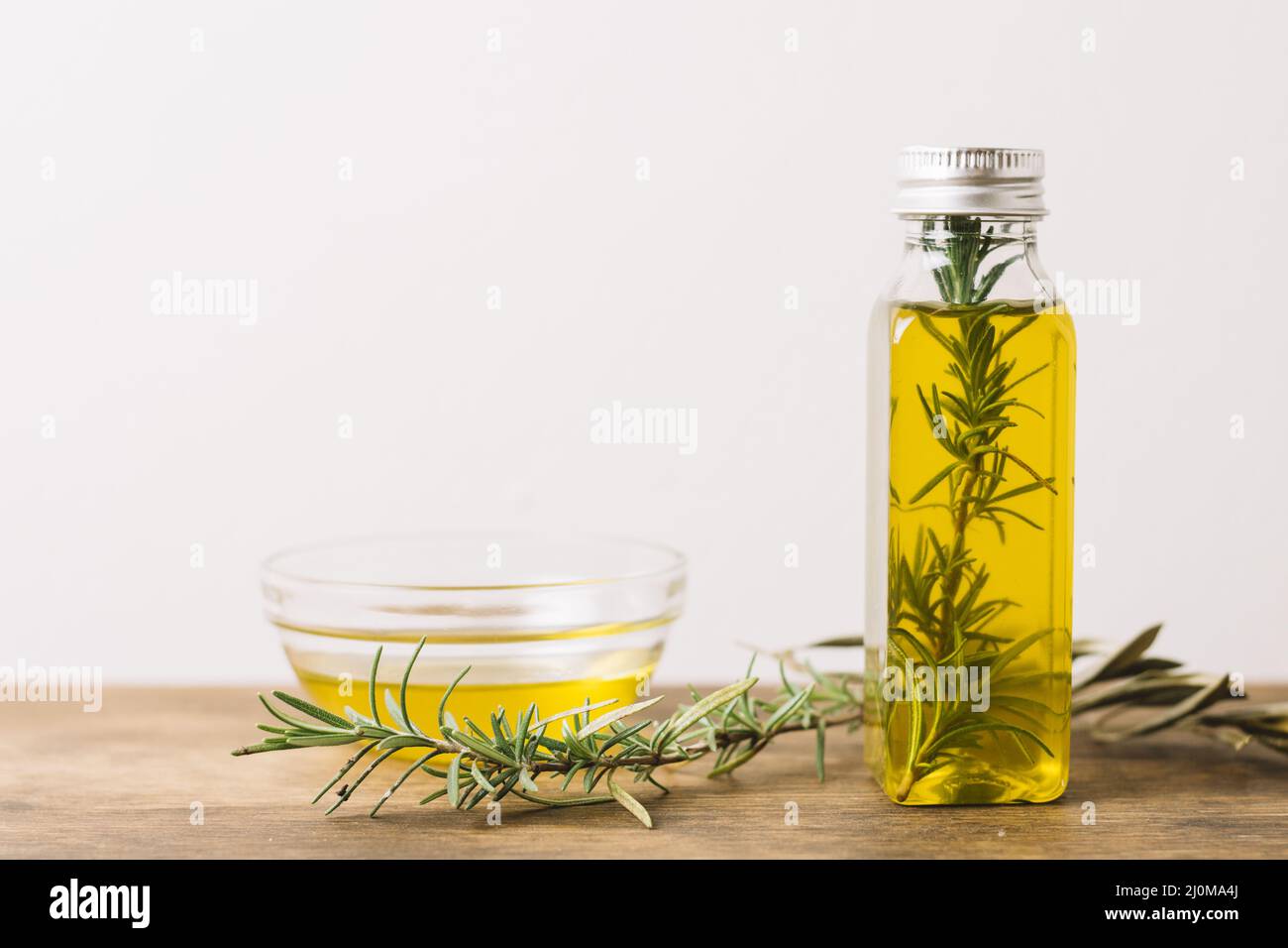 Horizontal Shot Olivenöl mit Rosmarin Kopie Raum Stockfoto