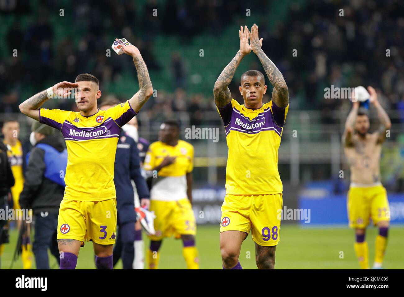 Mailand, Italien. 19. März 2022. Italien, Mailand, 19 2022. märz: Igor Dos Santos (Verteidiger der Fiorentina) begrüßt die Fans am Ende des Fußballspiels FC INTER gegen FIORENTINA, Serie A 2021-2022 day30, San Siro Stadion (Bildquelle: © Fabrizio Andrea Bertani/Pacific Press via ZUMA Press Wire) Stockfoto