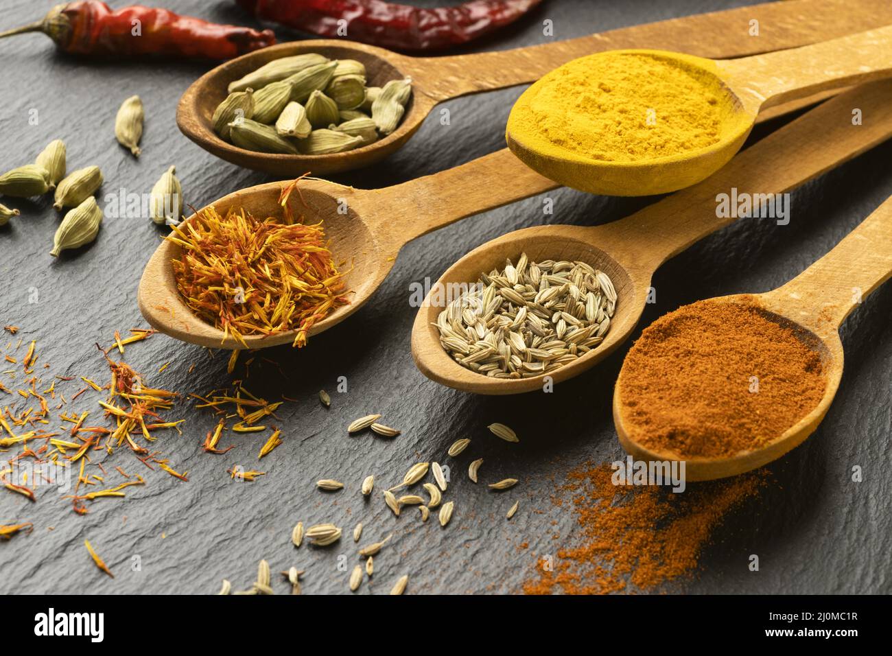 Indische Gewürze mit hohen Winkeln und Löffeln Stockfoto