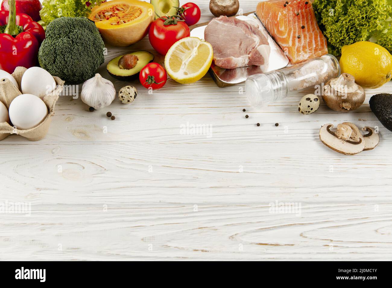 Fleisch mit Zutaten aus Gemüse mit hohem Winkel und Platz für Kopien Stockfoto