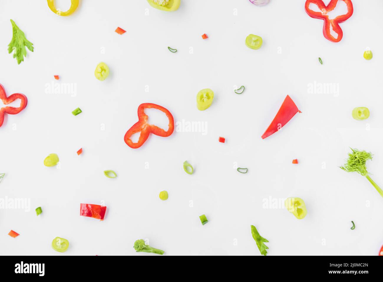 High-Angle-Ansicht bunt geschnittenes Gemüse weißen Hintergrund Stockfoto