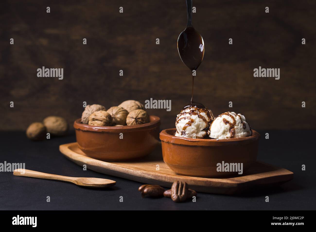 Hausgemachte Schokolade Gießen Eis Kugeln Stockfoto