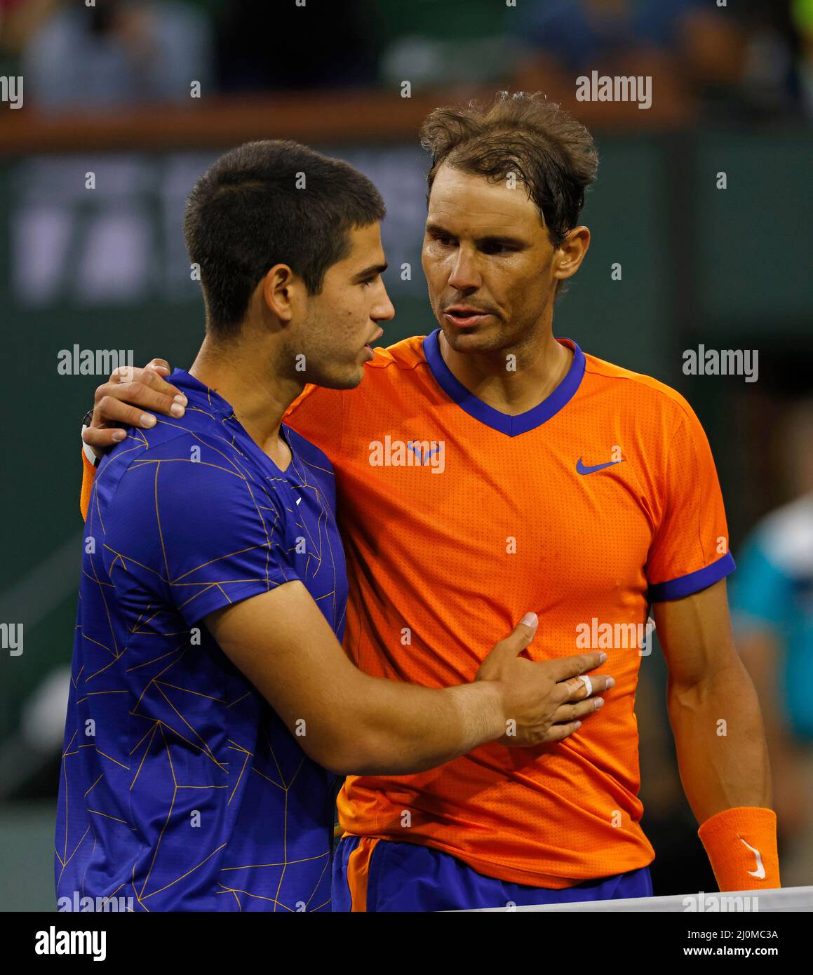 19. März 2022 Rafael Nadal aus Spanien wird vom spanischen Carlos Alcaraz während des Halbfinalsspiels der BNP Paribas Open 2022 im Indian Wells Tennis Garden in Indian Wells, Kalifornien, gratuliert. Stockfoto