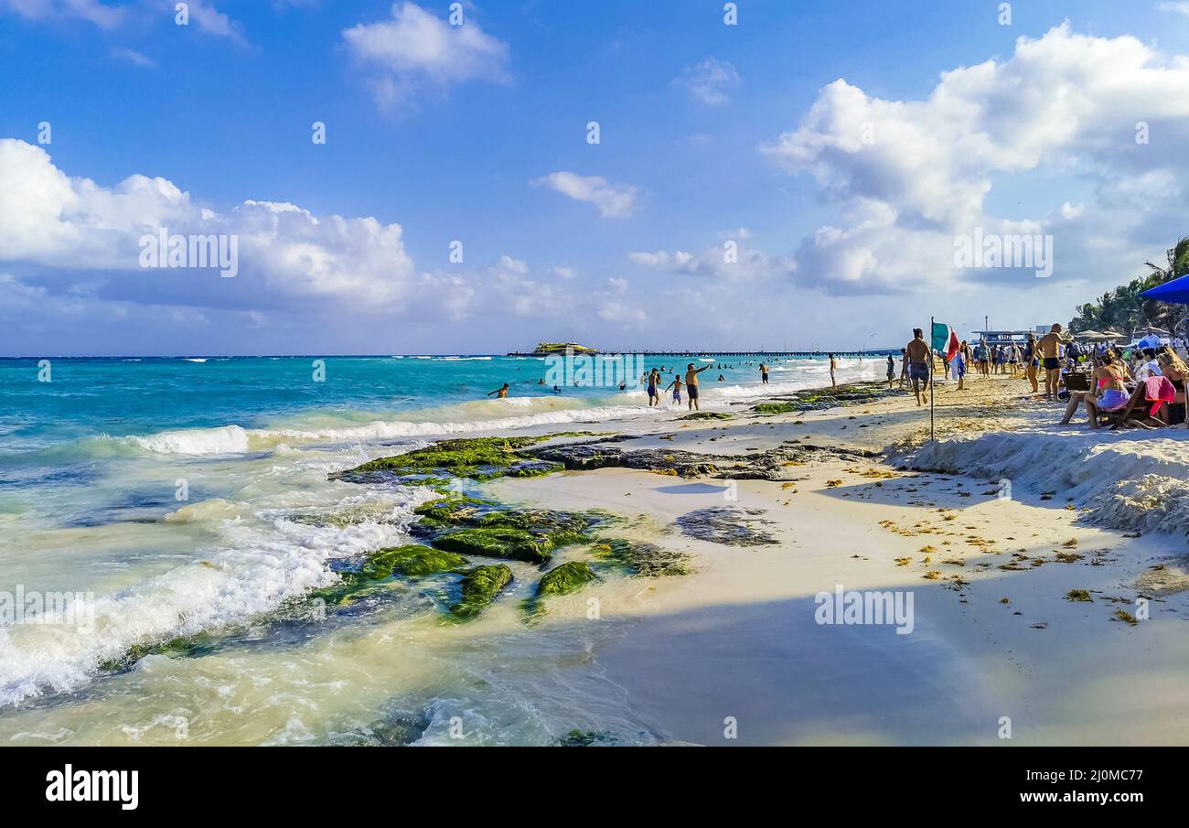 Tropischer mexikanischer Strand voller Menschen Playa del Carmen Mexiko. Stockfoto