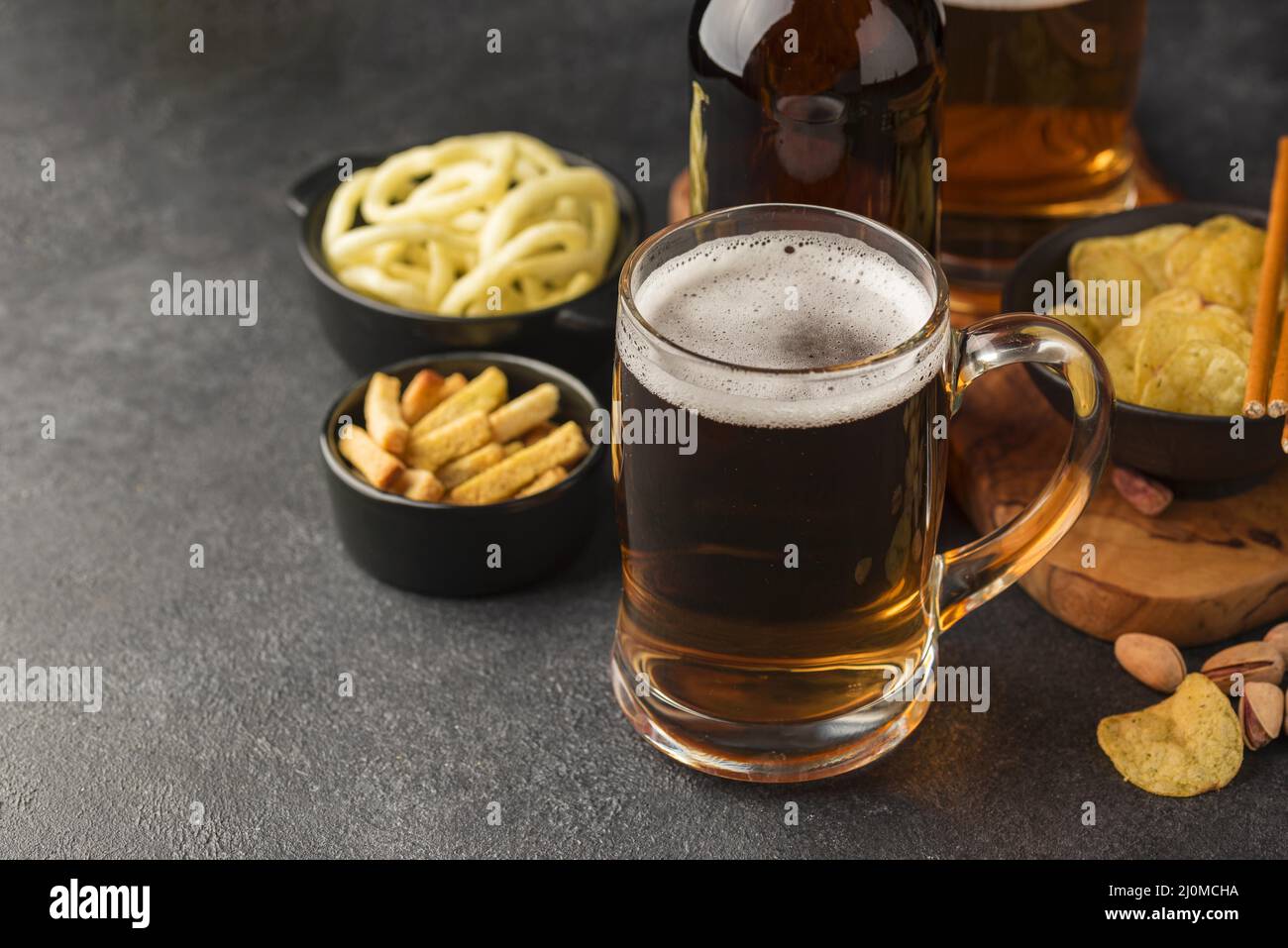High-Angle Bierkrug Snacks Stockfoto