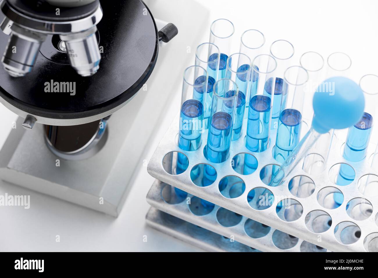 Anordnung von blauen chemischen Substanzen mit hohem Winkel Stockfoto