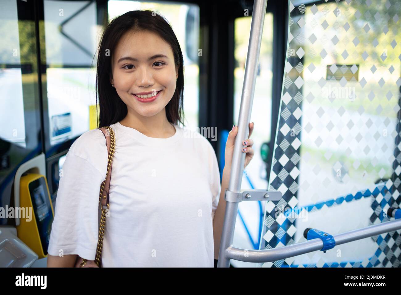 Asiatische Frau nehmen eine Fahrt mit öffentlichen Verkehrsmitteln Bus oder Straßenbahn. Stockfoto