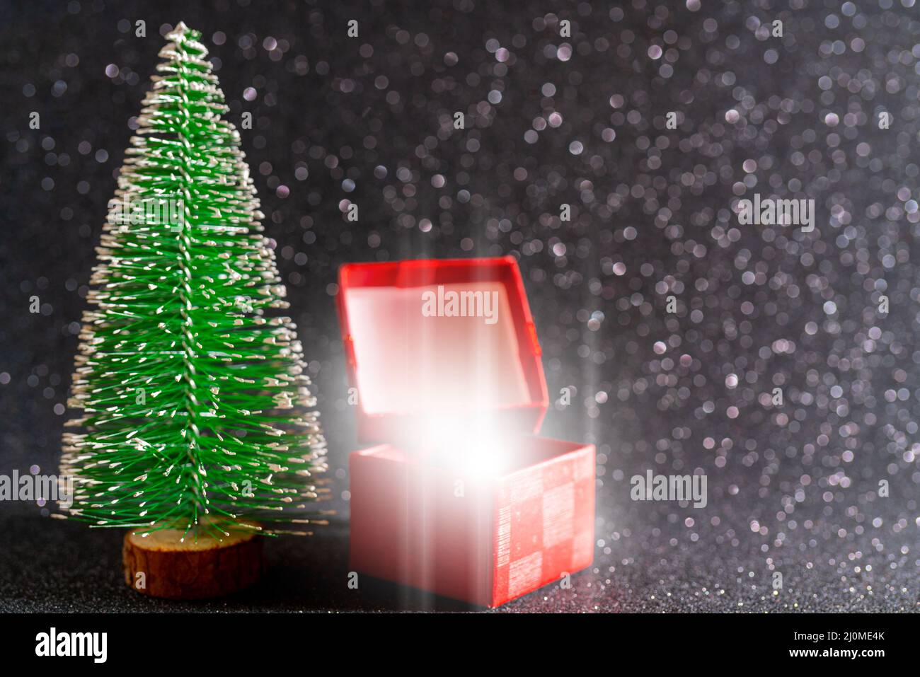 Weihnachtsbaum und Geschenkverpackung. Festliche Weihnachten Hintergrund. Stockfoto